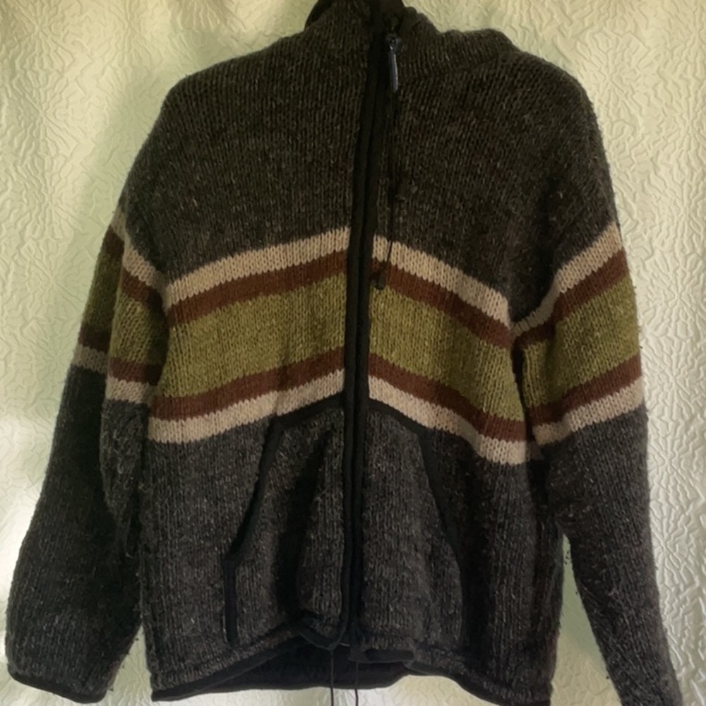 Cozy Zip-Up Sweater with Stripes 100 percent wool